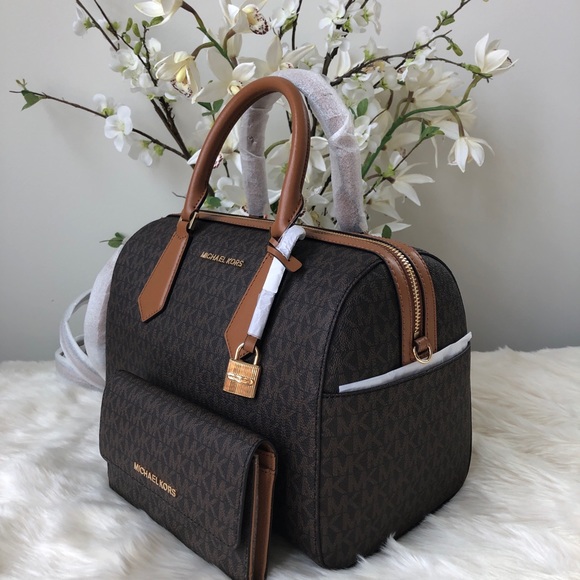 🌹Michael Kors Hayes Duffle brown signature Set🌹 - Picture 2 of 7
